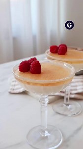 Pannacotta med glittrig bubbelspegel – nyårsfestens festligaste dessert 🎉 Recept: Recept för 4 4 dl vispgrädde 2 gelatinblad 1 tsk vaniljsocker 3 msk socker 1,5 dl bubbel 2 gelatinblad 3 msk socker Ätbart glitter Färska hallon Gör så här Lägg gelatinbladen till pannacottan i kallt vatten. Låt stå 5 minuter. Koka upp vispgrädde, socker och vaniljsocker. Låt koka 30 sekunder. Dra av från plattan och blanda i gelatinbladen. Häll i glas eller skålar. Ställ i kyl 3 timmar. Blötlägg gelatinbladen i k