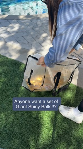 This is an amazing GIVEAWAY!! I use these Giant Shiny Balls all the time and they’re a great rental for anyone to have. Want to Win!? Here’s How to Enter - Make sure you’re following me and @partybreeze_official AND 🏷️ Tag someone in the comments! Share in your stories for an extra entry! What you’ll Win - At set of 6 Giant GOLD Shiny Balls 3x 1.3ft 2x 2ft 1x 2.6ft Winner will be announced November 4th! 🎉 GOOD LUCK 🍀 | Feathered Fox Designs