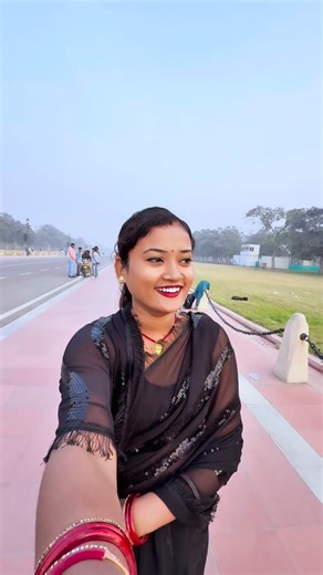 Madhu Kumari on Instagram: "सच्ची में यार किसके किसके साथ ईसा होता है 😁😁"