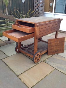 Table basse de jardin en bois : les solutions pour la rénover