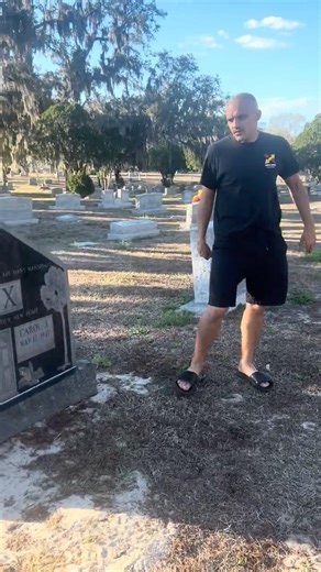 Fox Family Grave with a REAL Fox on It at Lake Wales Cemetery #scary #creepy #spooky #ghost #shorts