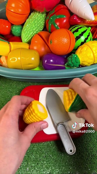 Satisfying video cutting vegetables velcro toys #satisfyingvideo #cutting #velcro #kidstoys #relaxingvideos #satisfyingvideos #asmr #toys #tiktokkids #vegetables