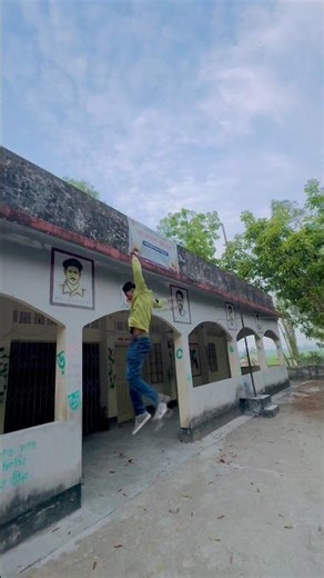 সময় খুবি কম তারাতারি নেমে পড়ি🐸 #youtubeshorts #foryou #crazy #parkour #reels #stunt #viralvideo