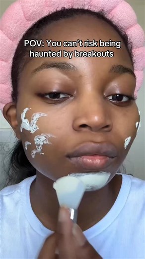 Ghost breakouts with Goodbye Acne™ Therapeutic Sulfur Mask 👻 This clarifying acne treatment mask with maximum-strength 10% Sulfur and purifying Kaolin and Bentonite Clays works to clear and prevent breakouts, absorb excess oil and deep-clean pores. Get ghosting and pick yours up @Sephora | Peter Thomas Roth