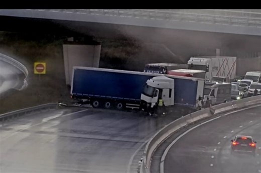 L'autoroute A10 coupée à Orléans après un accident impliquant un poids lourd et deux véhicules