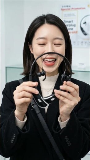 Stop Damaging Your Ears! The Smartest Way to Talk in Noisy Places