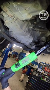 How Over Torqued Is The Drain Plug?! 🤔 2011 Honda CR-V Edition 🔧👀👌 #honda #crv #oilchnge #drainplug #overtorqued | TE Videos