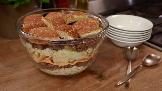 Da der Big Mac Salat bei euch auf derart große Resonanz stieß, gibt es dieses „Juwel“ jetzt nochmal: Als Videoanleitung. :D http://www.chefkoch.de/video/artikel/3364,0/Chefkoch/Big-Mac-Salat-Burger-als-Schichtsalat.html | Chefkoch