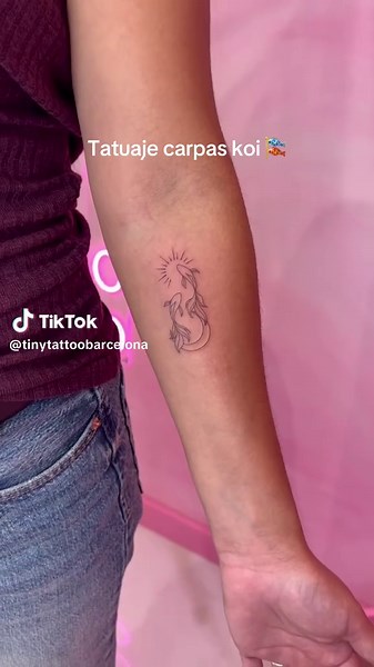 Tatuaje carpas Koi 🎏 #tinytattoo #tattoo #tatuaje #barcelonatattoo #fineline