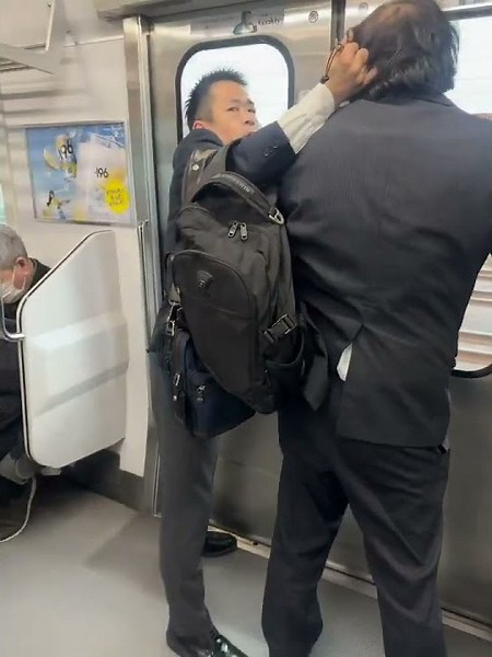 【喧嘩】JR総武線の電車内で髪を掴むトラブルが発生/Hair-grabbing incident occurs on JR Sobu Line train in Japan 【イケメン】