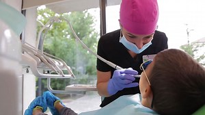 Clinicile dentare Dr. Leahu reprezintă prima opțiune a pacienților care își doresc să scape rapid, sigur și fără dureri de orice afecțiuni dentare. Descoperă întreaga gamă de servicii stomatologice și apelează cu încredere la Clinicile Dr. Leahu! | Regina Maria Dental Clinics