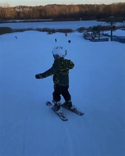 ⛷ Building confident kids, one lesson at a time. Watch this young skier light up the slopes in his private lesson with instructor Eric Suran—proof that personalized coaching sparks pure joy and skill! ✨ From first turns to fearless runs, our certified instructors make it happen. Solo or semi-private, all levels welcome. Don’t wait—book now for the season ahead! 👉 https://www.pineknobskischool.com 📸 @ericsuran #PrivateSkiLessons #BuildConfidence #PineKnobKids #SkiFamily #MetroDetroitSki #SkiPin