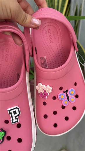 Lo más bello en full forcé: ideas y charms para tus Crocs