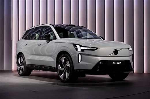 Volvo EX90 2026 ganha autonomia de 250 km e recarga muito mais rápida