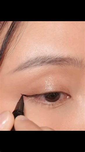 Perfect Korean Eyeliner in 30 Seconds 😍#wingeyeliner#eyelinertutorial#eyelinerhack#makeupshorts