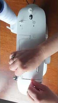 Enfiler un fil dans une machine à coudre Singer M2105