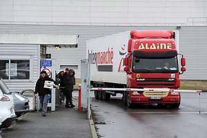 Les derniers salariés quittent la base Intermarché, qui ferme ce samedi à Avermes (Allier)