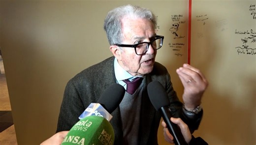 Romano Prodi sbotta su Ventotene e aggredisce giornalista di Quarta Repubblica: "Le ha tirato i capelli"