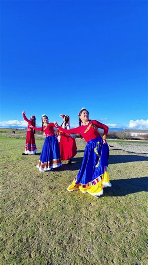 the happiest thing to do - dancing with friends in winter sunshine with the great music. #Everyoneisadancer #小芳舞蹈 #adultsdanceclass