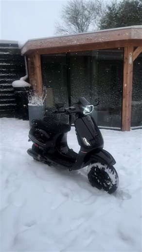 Vespa Sprint S50 in the Snow: A Unique Experience