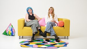 En el sofá con Nicole y Chloé Wallace: amor de hermanas