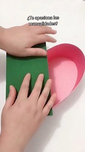 Caja en forma de Corazon con Rosa Eterna y Luces Leds 💐 Siga a @allmanualidadesconflores para más inspiraciones 🛑 Si quieres aprender este bello arte desde cero y realizar más de 20 arreglos florales junto a una experta y emprender desde casa 🏠 Ve al LINK de mi PERFIL para obtener información de nuestro Curso Online Cajas y Flores Eternas. #floreseternas #bouquet #rosasdeliston #mujeres #floresamarillas #UnitedStates #ribbonroses #arreglosflorales #rosaseternas #ribbonflowers #europe #cajaspe