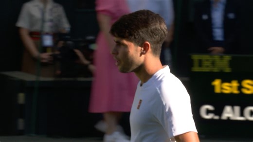 A touch of class from Carlos Alcaraz, who leads the applause for Fabio Fognini 👏 #Wimbledon | Wimbledon