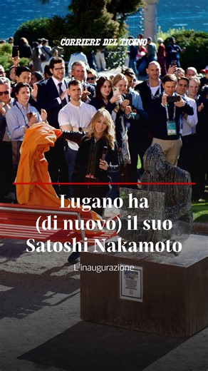 Lugano ha di nuovo la sua statua dedicata a Satoshi Nakamoto, inventore di Bitcoin. L’opera, lo ricordiamo, era stata installata nell’ottobre 2024 all’interno del Parco Ciani per poi esser spostata alla Foce di Lugano. Il 3 agosto scorso era stata rimossa da ignoti e buttata nel lago. Una petizione firmata da 1.300 persone ne chiedeva il ricollocamento a Lugano, «in una posizione più sicura, visibile e strategica per la città». La statua troverà posto all’interno del Parco Ciani, nell’aiuola riv