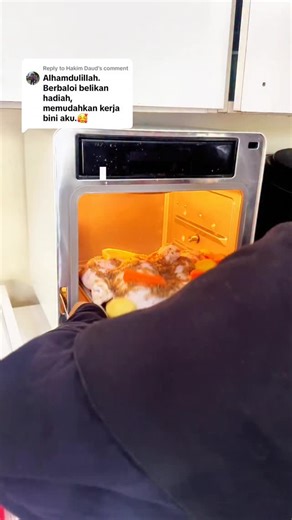 Dia tak beli bunga. Dia beli benda yang mudahkan hidup aku. Bukan sebab hadiah tu besar. Tapi sebab dia tahu rutin aku setiap hari. Steam oven ni buat kerja dapur aku lebih mudah. Bukan setakat kukus tekan je. Tapi macam-macam function. Lepas tu aku boleh buat kerja lain. Tenang sikit hidup seorang isteri😉 #steamoventjean #steamoven #gadjetdapur #diaryhousewife #diaryhousewife | Dilah Sholeh