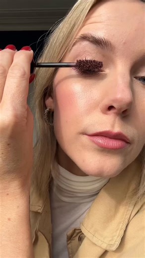2.4K views · 13 reactions | @charlotte.deloose vous montre comment porter le mascara bordeaux, LA couleur tendance de cet automne  Elle vous en dit plus sur le produit sur Flair.be (lien en bio) #flairmagazine #ilfautleflair #beautylab #makeuptrend #mascaraburgundy | Flair | Facebook