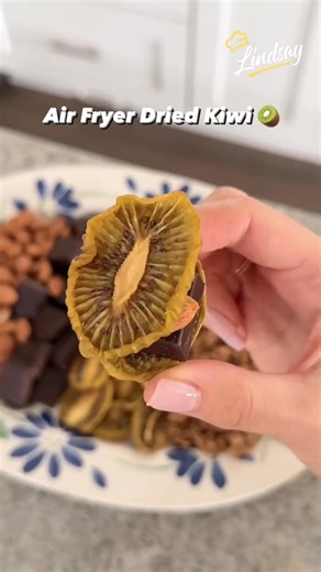 AIR FRYER DRIED KIWI 🥝 If you like sour patch kids, you are going to LOVE these dried kiwi slices! They are a great source of vitamin C, vitamin E, potassium and magnesium, and they are the perfect snack when you are on the go! If you’re looking to serve them with other healthy treats, I recommend pairing them with your favorite dark chocolate, almonds, and gluten-free granola. I guarantee they won’t last long! What you’ll need: 🥝 3 kiwis 1. Wash, dry and peel the kiwis. 2. Thinly slice them i