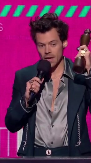 The moment Harry thanked the One Direction boys after winning Artist of the year 😭🥹 | HELLO!