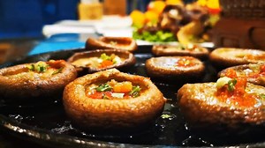 【Le Tibet au bout de la langue】Quel délice ! 😋 Quand le champignon de prairie🍄, un cadeau naturel du #plateauduQinghai-Tibet, rencontre le beurre de yack et la farine d’orge tibétaine, vos papilles gustatives découvrent alors une expérience unique ! 😍Essayez de faire ce plat tibétain en suivant les étapes montrées dans cette vidéo👇. #Tibet #Lhassa #gastronomietibétaine | China Tibet en français