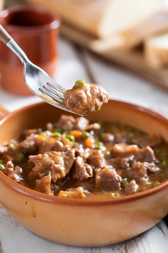 Spezzatino con piselli 😋Fumante, saporito e da scarpetta assicurata! @manucookandrock RICETTA QUI> https://ricette.giallozafferano.it/Spezzatino-con-piselli.html | Giallozafferano