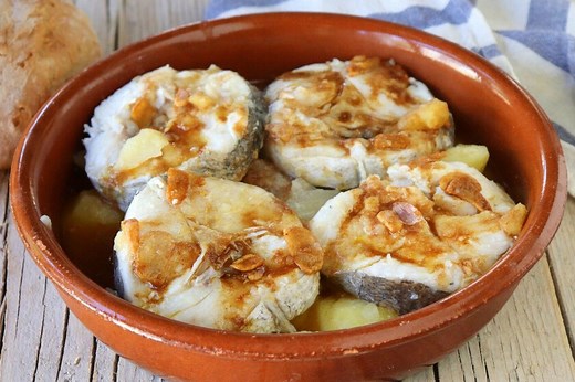 Merluza a la gallega tradicional, la emblemática receta de pescado que gusta a todo el mundo