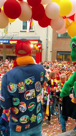 ᴠᴏᴏʀ, ᴀᴄʜᴛᴇʀ ᴏғ ᴏᴘ ᴅᴇ ʙᴀʀ? ❤️🤍💛 Als je denkt dat carnaval vieren voor de bar het allerleukste is wat bestaat, er is nog één ding leuker: achter de bar staan! We zijn weer op zoek naar leuke collega’s met horeca ervaring die met carnaval minimaal 2 dagen achter één van onze barren wil komen werken! We zorgen voor een goede verloning, gezelligste collega’s en leukste oeteldonkse gasten! ❤️🤍💛 Stuur ons een bericht of tag iemand waarvan jij denkt: die wil dit!