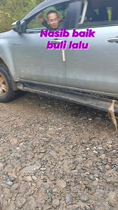 217K views · 1.5K reactions | Hujan lebat semalaman. Pura2 turun mau merakam..yg sebenarnya takut tengok tu laluan..biarlah org ckp guntalou.. Tidak semua punya hati yg kental #banjir #Jambatanrosak #fbpro #reels | Mahani Tagibang | Facebook