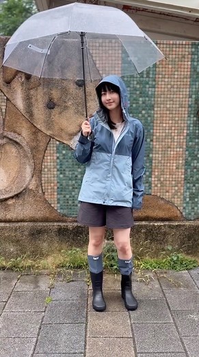 雨天不再是阻礙 -Di Jan D3束口折疊雨鞋 寛楦頭設計 厚底胎紋式鞋底 提升防滑越野能力 內部親膚裡層 並採用乳膠鞋墊，吸震又舒適 筒身可依天氣狀況折疊調整 雨天上下班、騎車、爬山登山、花園農作都適用 另有低筒野迷系列可供選擇 -Rab Downpour Eco Jacjket 防風雨衣外套 熱銷高CP值款 採用2.5層Pertex專利動態透氣防水布料製成 輕量且柔軟舒適 能摺疊收納至右口袋中 並附有腋下透氣拉鍊開口 雨中活動能保有高散熱 -Rab Rowtor Shorts 短褲 堅固防撕裂布料 工裝風格短褲 一體成型腰帶和部分鬆緊腰帶可調整最佳貼合度 兩個開放式手袋、一個拉鍊後口袋和兩個經典工裝大腿口袋 方便隨身存儲小物 適合露營、旅遊、攀岩及登山健行 #風格生活 #享受戶外 #outdoorz #我不在家 #dijan #帝展雨鞋 #rab #防水外套 #雨衣 | 我不在家