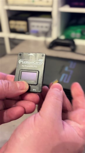 🎮 **Retro Power auf der nächsten Stufe!** Eine legendäre **PlayStation 2 Fat** – aber mit modernem Upgrade! 🔥 Mit der **PSX MemCard Gen2** läuft hier: ✨ **FreeMcBoot** ✨ **Open PS2 Loader** ✨ Games direkt von der SD-Karte Spiele, Speicherstände, Apps, Artwork – alles gebündelt auf EINER Karte. Kein Kartenwechsel. Kein Stress. 💾⚡ Und das Highlight: Die MemCard Pro Gen2 besitzt ein integriertes OLED-Display, auf dem z.B. das Logo des aktuell laufenden Spiels angezeigt wird. 🔥🎮 Dank **BlueRetr