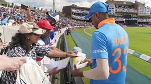 Bowling, fielding and signing autographs! Hardik Pandya, the all-rounder! 🙌 | ICC Cricket World Cup
