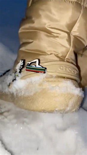 Crocs Neo puff boots are great for light snow days #crocs #jibbitz #crocscharms #shoereview #boots