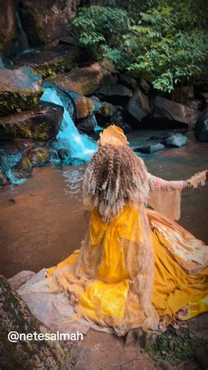 SIGAM @netesalmah Ieieô Oxum, minha guia, minha força, minha fé.” SE VC CRÊ DIGITE :ORA YE YE O Meu reino é nas águas doces, onde me faço forte como uma cachoeira. Sou do ouro, sou da beleza, do sorriso, sou da vaidade. Sou de Oxum! | Nete Salmah