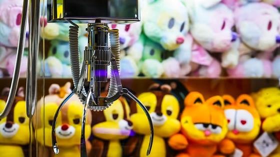 Dog shows off skills on claw machine