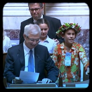 "Le but est de sensibiliser les élèves de CM2 à la citoyenneté et la démocratie..." Valérie Brochard vous raconte le Parlement des enfants , une journée "absolument magique", qui se déroule tous les ans à l'Assemblée nationale et sur LCP. >> http://bit.ly/2RTSUOO #20ansLCP | LCP