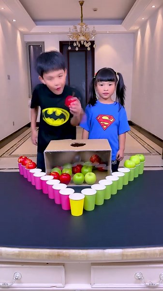 The Apple Touch Challenge: Boys vs. Girls, Who Will Win?! #funny #familychallenge #partygame
