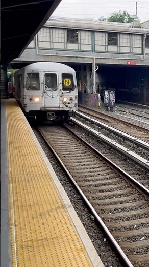 Astoria-Ditmars Blvd bound R46 N train arriving at Fort Hamilton Pkwy