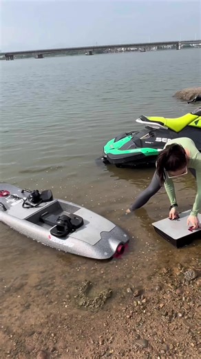The electric jet surf board is ready to surf#surfer #surfing #surfboard #surfingboard #surfskate #surfingislife #surfinggirl #surfinggirls #surfgirl #surfgirls #watersports #sportandrecreation #sportandfitness #sportandrecreation#jetsurf #jetsuefing #waterfun #watergame