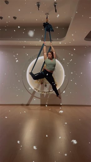 Kristen on Instagram: "Aerial dance 15.12.25 🎄🎅🏻Christmas Edition 🎁✨🤣 #aerial #aerialhammock #空中舞蹈 #空中 #aerialdance #aerialhammockflow #aerialsling #aerialslingdance"
