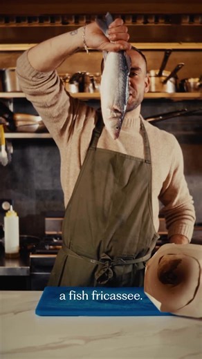 Ηλίας Κιαζόλι on Instagram: "Φιλετάρουμε και ψήνουμε το ψάρι στα κάρβουνα! Μετά φτιάχνουμε το αυγολέμονο και το δένουμε με κολοκυθάκι και άγρια χόρτα ! Εάν δεν το έχεις δοκιμάσει … σε περιμένουμε ! 😉 #acropolis #athens #restaurantathens #plakaathens #nonnasathens"