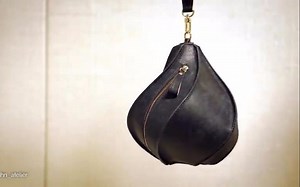 造型感强烈的一款手提包,原创旋转水滴型包袋。来自HAHN手工皮具工作室。